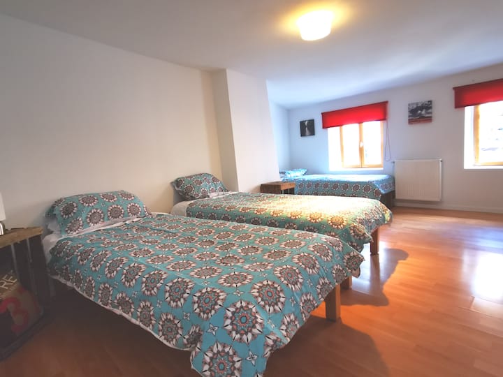 غرفة نوم 3 أسرّة نموذجية في أسرّة فردية ومزدوجة! 