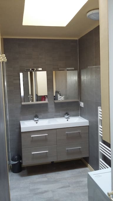 Salle d'eau double vasque et douche a l'italienne