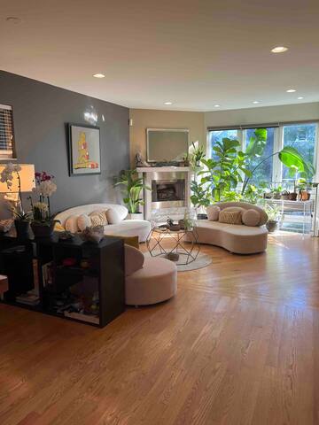 Homer Street Hotel: Bucktown Upscale Designer Home gallery image 4