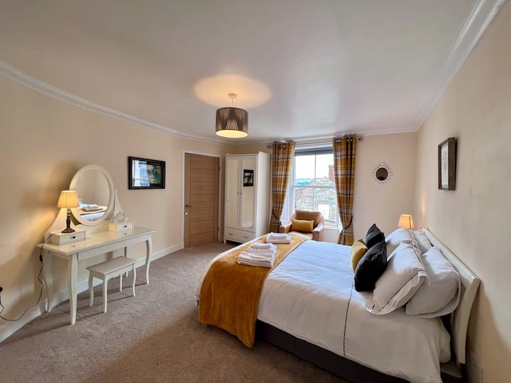 Second bedroom. King size bed.