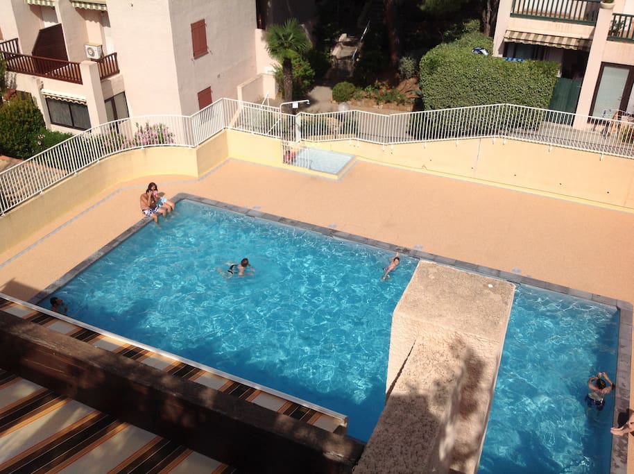 la piscine vue de la terrasse