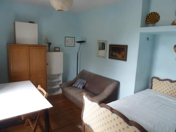 Ლურჯი საძინებელი, მუხის საწოლი 152 × 203 სმ. (190ő40)