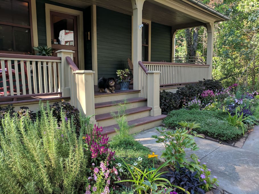 Located on a quiet side street -- yet conveniently walkable to downtown, the River Arts District, New Belgium Brewery & more!