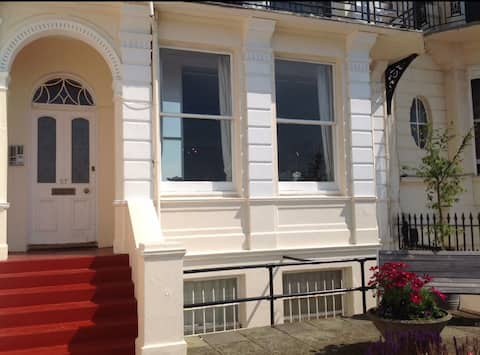Spacious 2 Bed Seafront Basement Flat in Kemptown