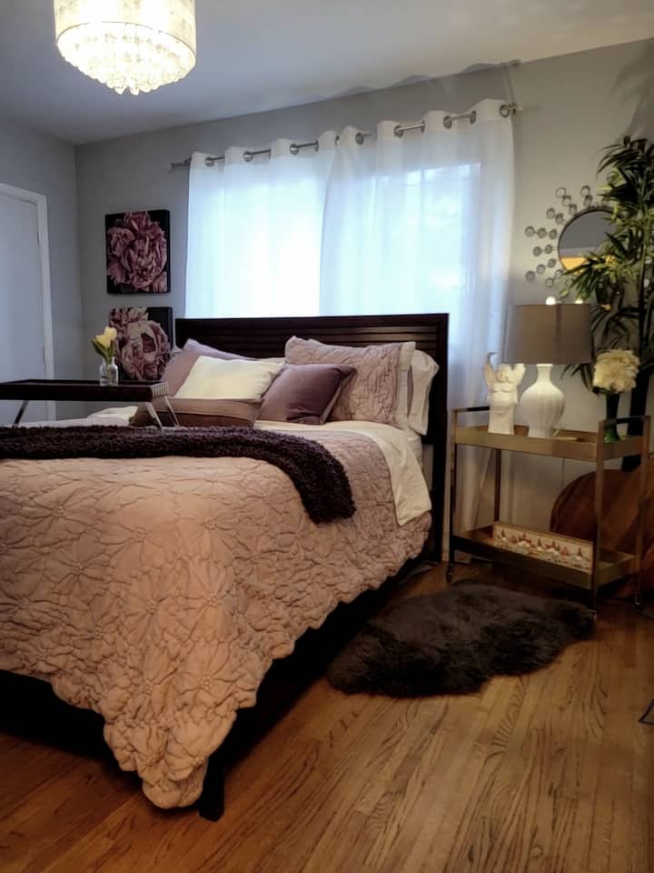 غرفة نوم في الطابق الرئيسي ، مع سهولة الوصول إلى الحمام.