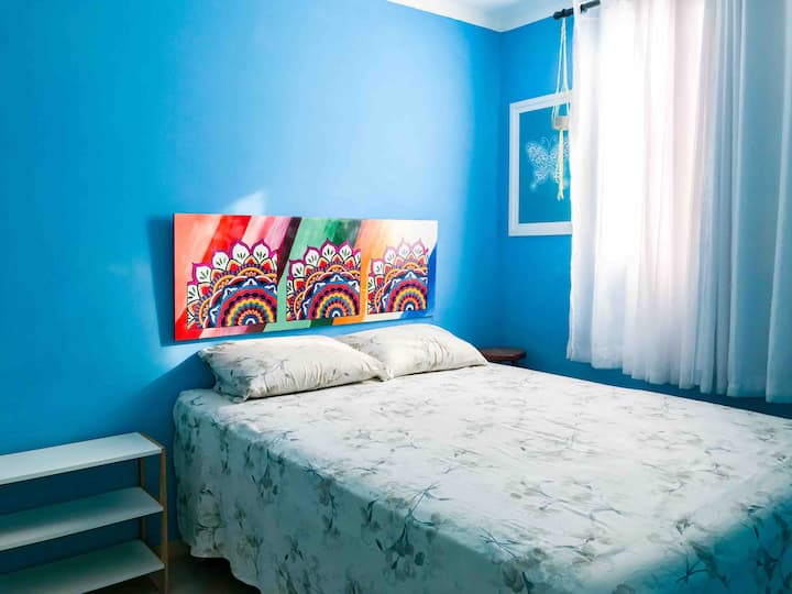 Habitación con cama de matrimonio