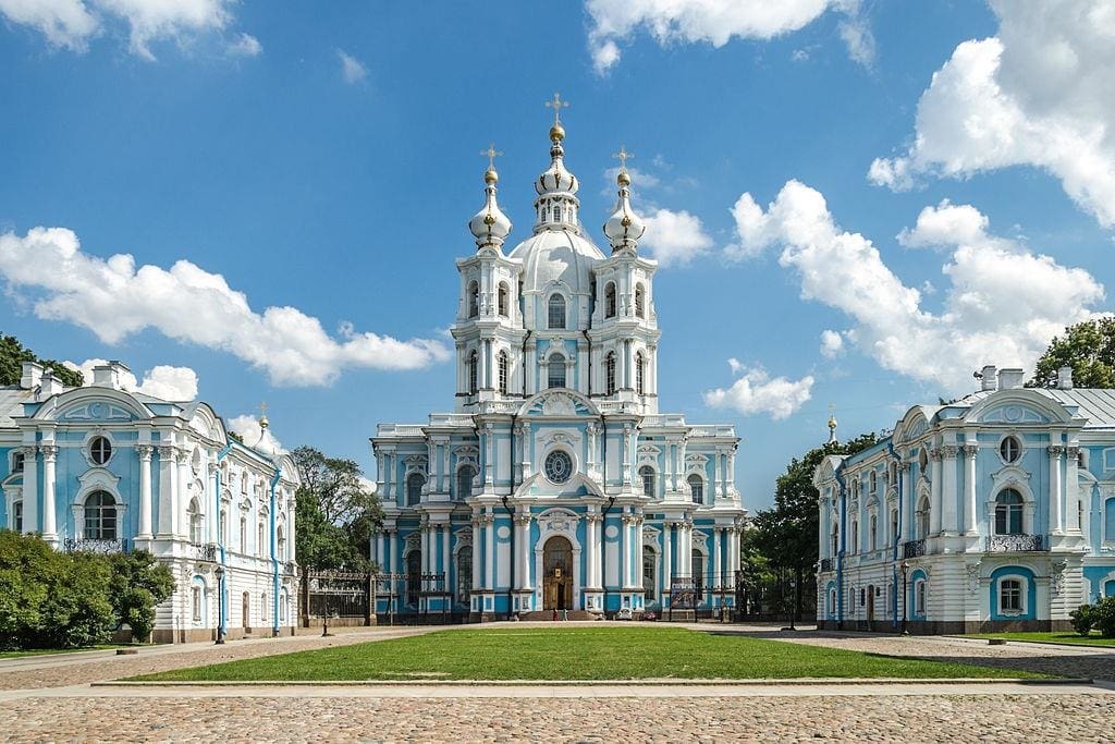 Смольный Собор ( 300 метров )