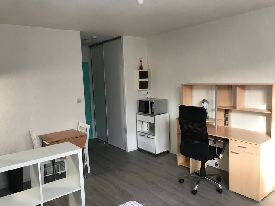 Micro onde+ four, bouilloire, placard avec penderie, bureau avec fauteuil