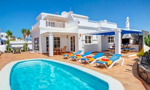 Top Airbnb: Villa Mar Blanca, a beautiful villa by the sea en Yaiza
