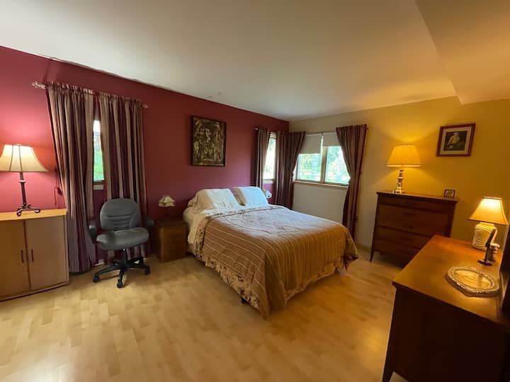 Спалня на долния етаж, достъпна за хора с увреждания
