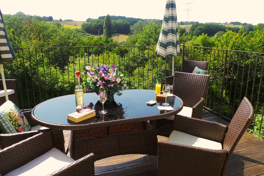 Balcony overlooking Countryside. Sit out and watch the sun set.