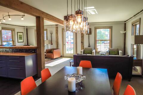 3bd/ 3ba, gorgeous waterviews. AC! Downtown!