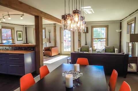 3bd/ 3ba, gorgeous waterviews. AC! Downtown!
