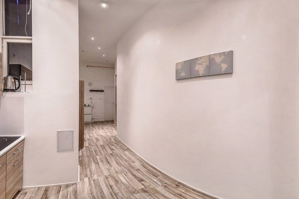Corridor connecting kitchen and livingroom