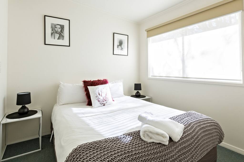 All our units Queen bedrooms are similar in presentation and all fitted with 5 star Bed Mattresses : Chiropedic Bedding and extremely relaxing and comfortable.
Similar with all single beds.
