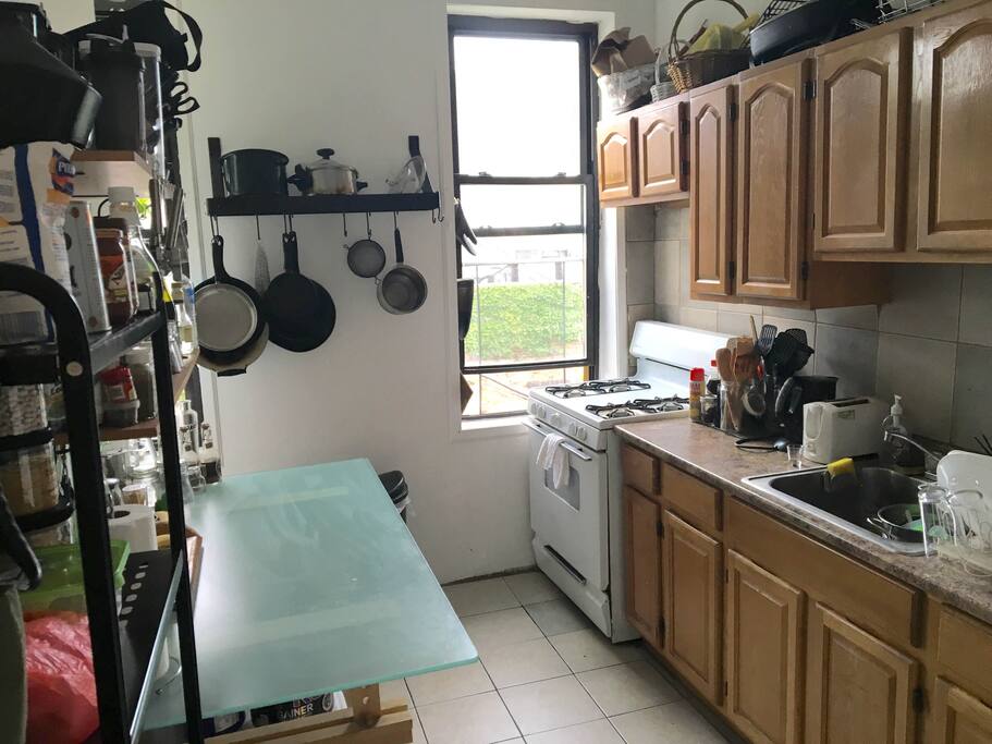Full kitchen, with all that you could need