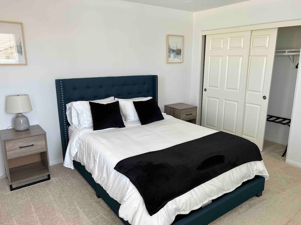 Unatafuta sehemu yenye starehe na maridadi ya kupumzika? Usiangalie zaidi ya chumba hiki cha kupendeza! Ikiwa na mpango wa rangi nyeupe, kitanda cha ukubwa kamili, na ubao wa kichwa cha bluu, chumba hiki ni mahali pazuri pa kupumzisha kichwa chako. 