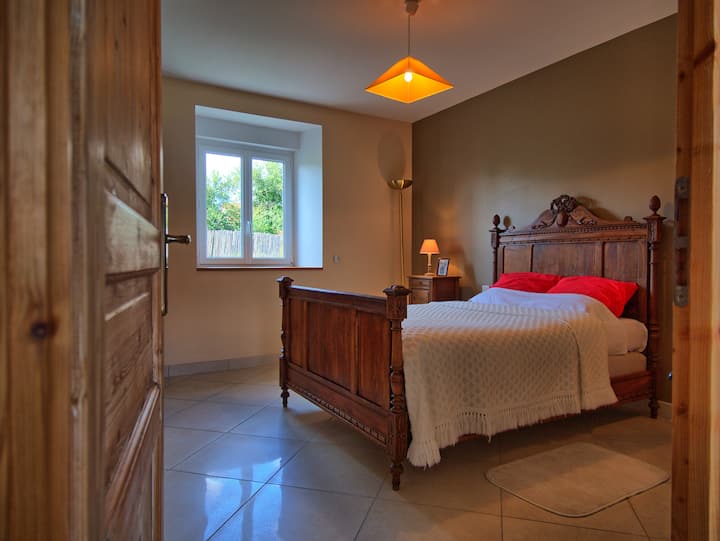 חדר שינה בקומת הקרקע עם מיטה טיפוסית מסורתית: רוחב 130 ומיטה גמישה.