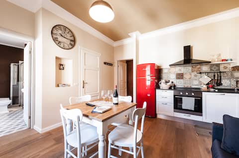 Popular Airbnb listing: Heart of Lucca, AirCo, 2 Smart TVs in Lucca