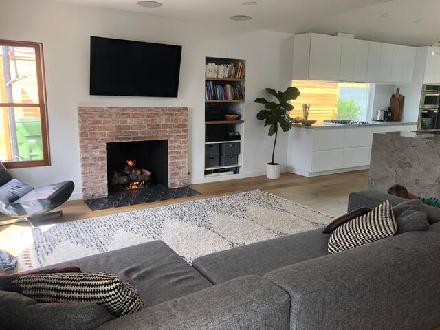 Santa Monica Stunner- New Blackout Blinds! gallery image 4