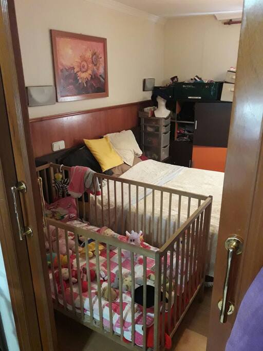 Dormitorio matrimonio y cuna.