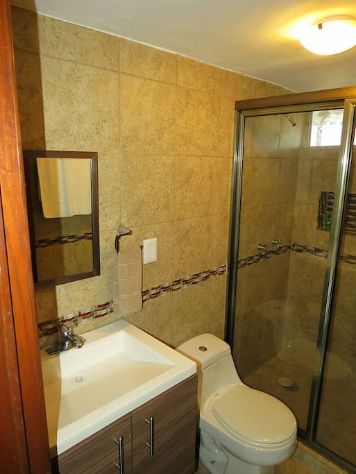Baño 1 completo/Full bathroom