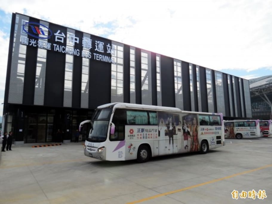 English : Taichung Terminal Bus, less than 5 minutes walks. 24 Hours bus service directly to
Taoyuan International Airport,also may bring you to different city destination such as Keelung,Taipei, Zhongli,Taoyuan,
Kaohsiung, Tainan, Miaoli, Chiayi, Songshan , Taipei City Hall, Minxiong, Hsinchu, Pingtung, Kenting
,Zhubei,Beigang,Taixi and many other city destinations
中文: 台中轉運站:國光+台中客運 往桃園國際機場有24小時服務。從這邊您可以搭公車到 基隆,台北,中壢,桃園,高雄,
台南,苗栗,嘉義,松山,台北市政府,民雄,新竹,屏東,墾丁,竹北,北港,台西
Bahasa: Terminal Bus Taichung, dapat ditempuh dengan jarak kurang dari 5 menit. Tersedia layanan
24 jam bus ke Bandara Taoyuan International Airport. Juga melayani destinasi kota lain di Taiwan seperti Keelung,Taipei,
Zhongli,Taoyuan, Kaohsiung, Tainan, Miaoli, Chiayi, Songshan , Taipei City Hall, Minxiong, Hsinchu, Pingtung, Kenting
,Zhubei,Beigang,Taixi dan tujuan kota lainnya