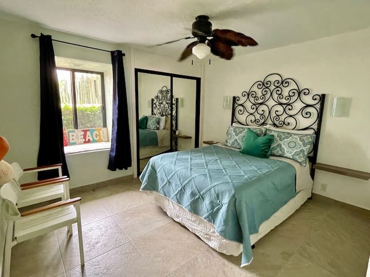 غرفة نوم للضيوف بسرير بحجم كبير. تحتوي كل غرفة نوم على وحدة تكييف خاصة بها.