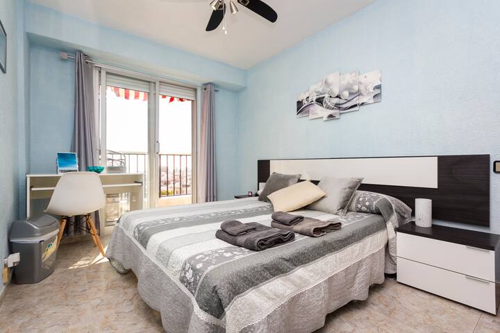 Double Room sea view, balcon y wifi. city center