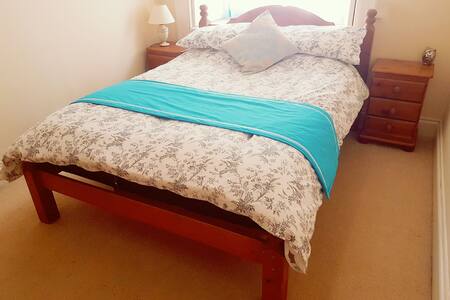 Large Double Bed, City Centre, amazing apartment!