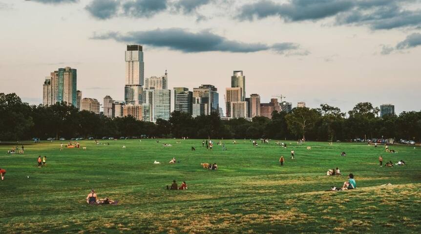5bed/4bath & pool steps to Barton Springs & Zilker gallery image 3