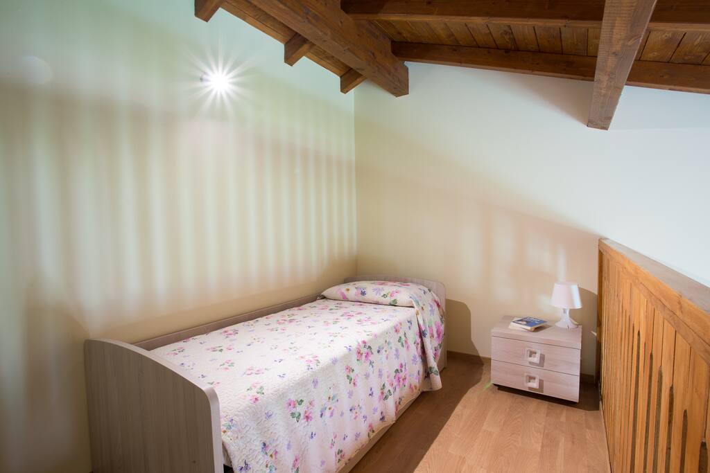 Letto singolo su soppalco