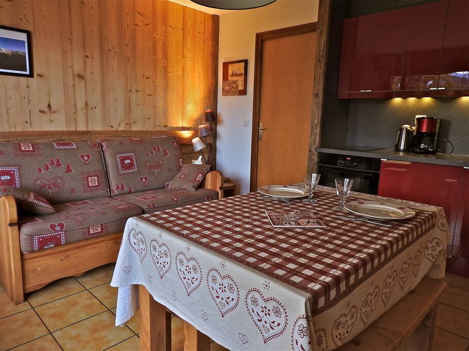 Séjour : canapé lit 2 places (couette, oreillers et linge de lit fourni), TV écran plat, lecteur de DVD, chaine stéréo,…