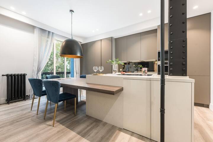 Luxury and Design in front of Parque del Retiro gallery image 5