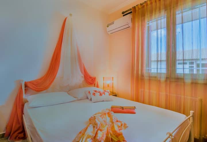 Spavaća soba s bračnim krevetom