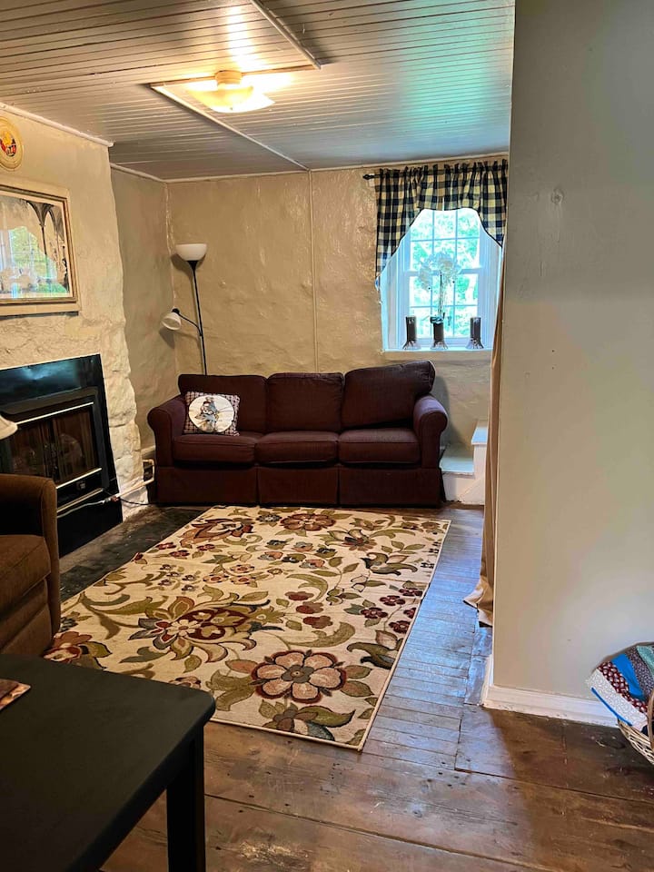 בסלון יש תאום אחד ומלכה אחת, ספה נפתחת. 