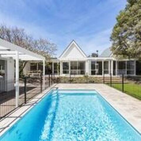 Lightfilled newly renovated Blairgowrie sanctuary gallery image 4