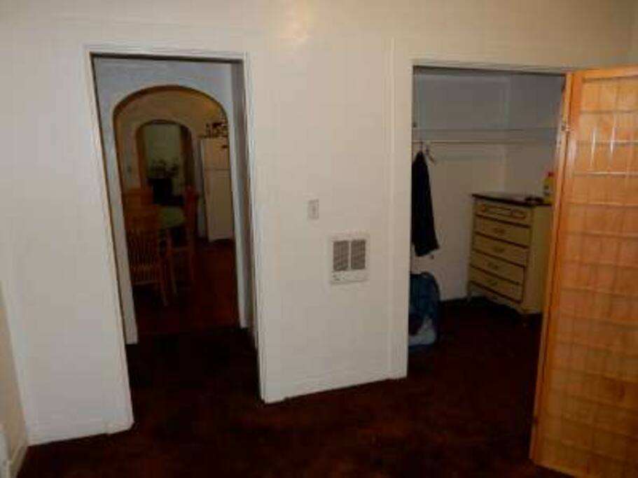 bedroom with twin bed