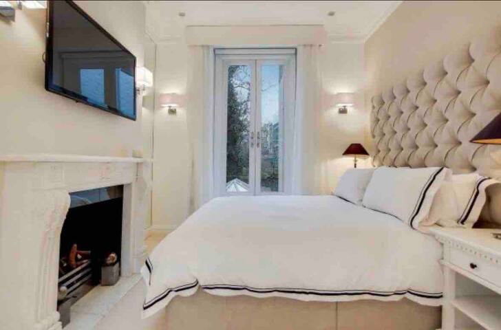 Beautiful Chelsea.Entire Home+Garden.Kings Road gallery image 4