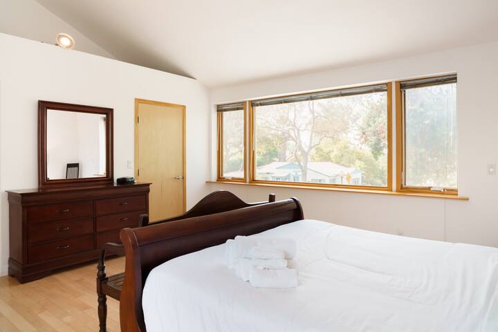 Century City Retreat with High Ceilings gallery image 4