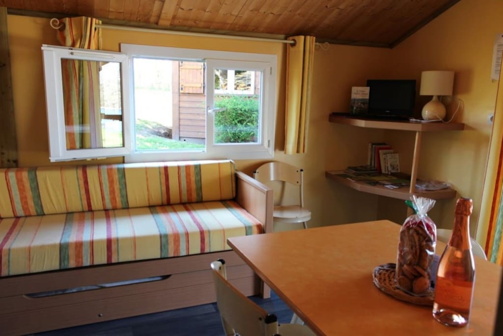 Sajour avec banquette (possibilité deux couchages) et TV