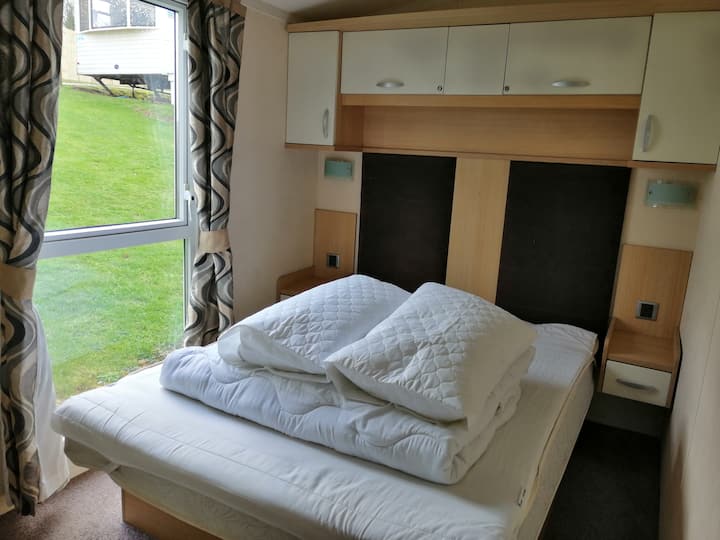 Dormitorio doble. Se proporcionan ropa de cama y almohadas. 
Se puede proporcionar ropa de cama con recargo.