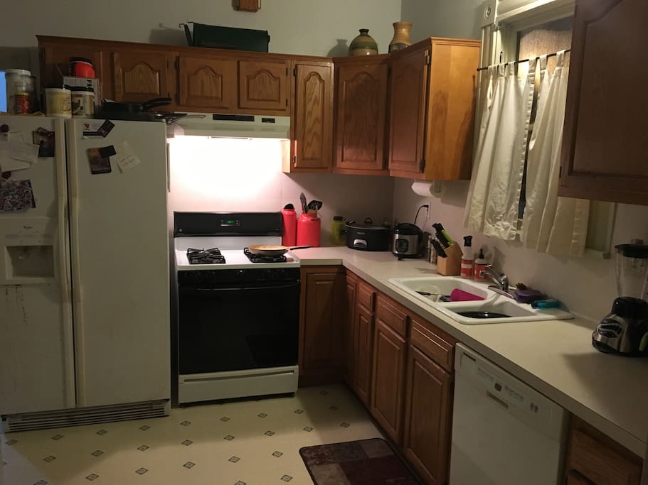 Large kitchen (all appliances available for use)