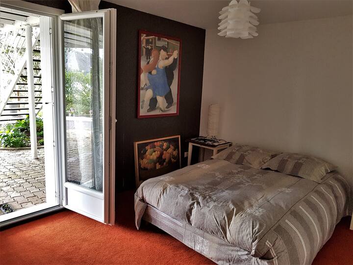 ห้องนอนที่เข้าถึงลานระเบียงและสวนได้โดยตรงเตียงขนาด 140 ซม.