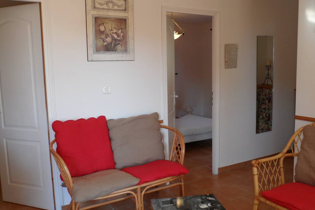 coin salon et les 2 chambres en arriere plan