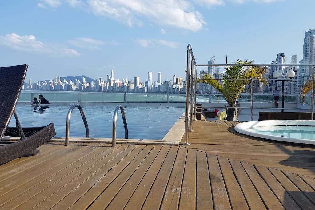 piscina e jacuzzi com vista para o mar