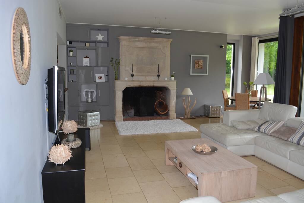 Grand salon ouvert sur le jardin.