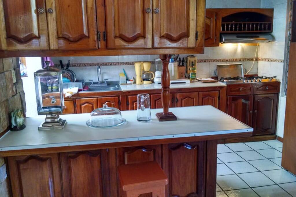 cocina equipada, cafetera, agua de botellón