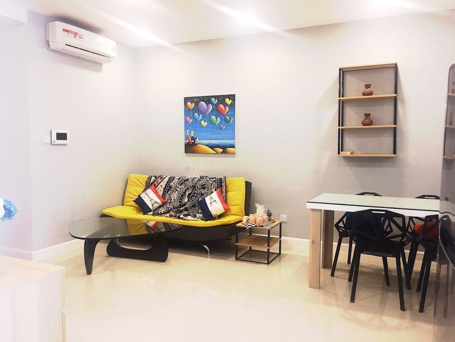 Bright living room in combination with the kitchen.