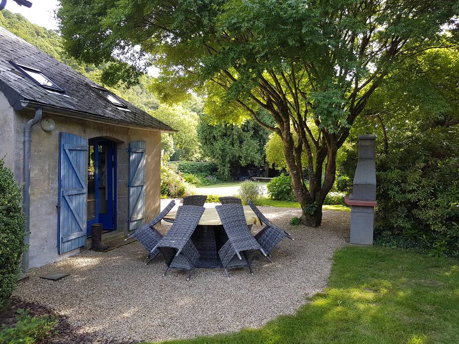 Salon extérieur et barbecue